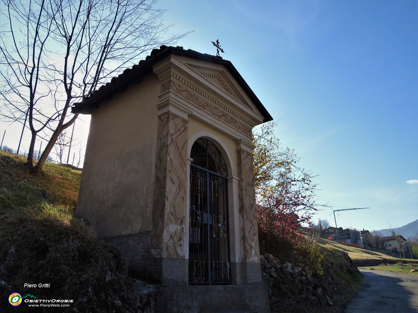 11 Passaggio alla bella 'santella' della Madonna con santi.JPG